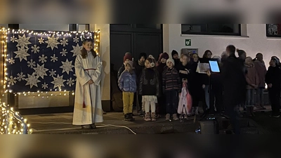 Heilige Lucia mit Lichterkranz und Schulchor (Bild: Simone Völkl)