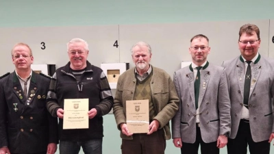 Schützenmeister Tobias Beer, sein Stellvertreter Helmut Meier und Gauschützenmeister Klaus Ketzler waren erfreut, Ernst Köppl und Helmut Gschrey für ihre Verdienste als langjährige Mitglieder zu Ehrenmitgliedern ernennen zu können. (Bild: Susanne Gschrey)