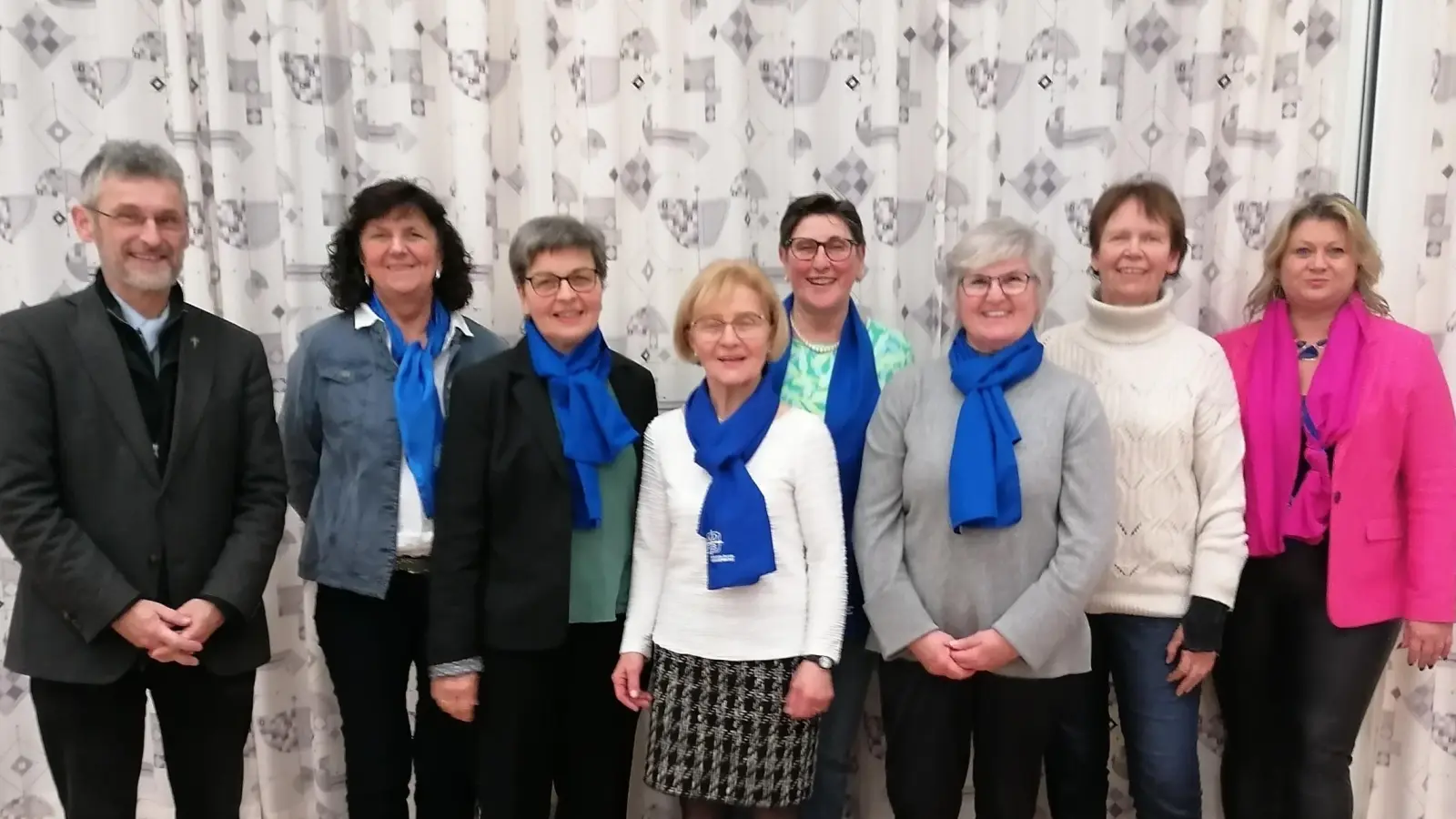 Vorstandschaft des Frauenbundes - von links: geistl. Beirat Pfarrer Helmut Brügel, Vorstandsmitglied Erna Märkl. Luzia Stingl, Anneliese Pilarski, Inge Daller, Maria Kraus, Kassenprüferin Franziska Siegert, stellvertr. Diözesanvorsitzende Kerstin Aufschneider (Bild: Anita Hartmann)