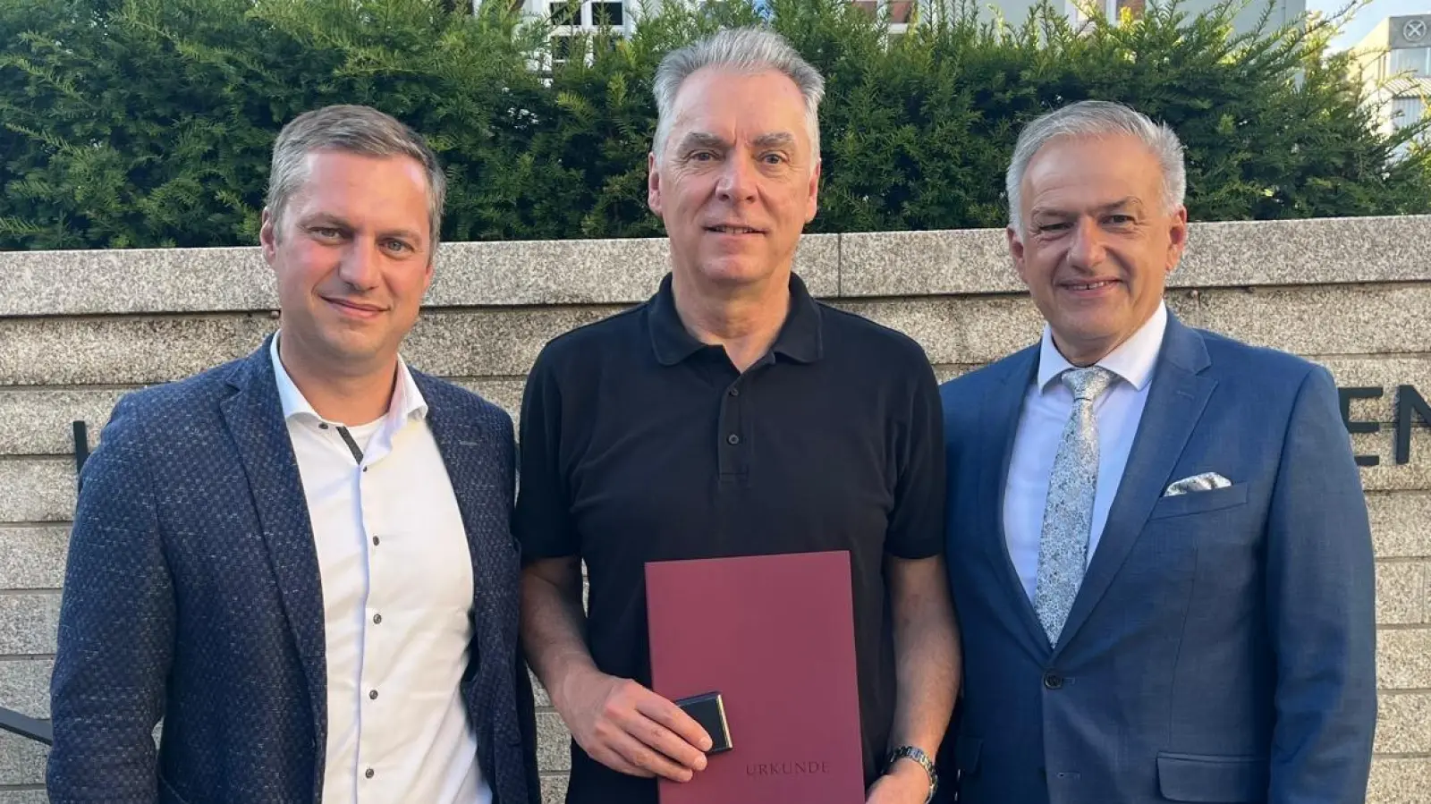 Bild zeigt den Geehrten Hubert Putzer zusammen mit Bürgermeister Wolfgang Söllner und Landrat Roland Grillmeier. (Bild: Josef Söllner)