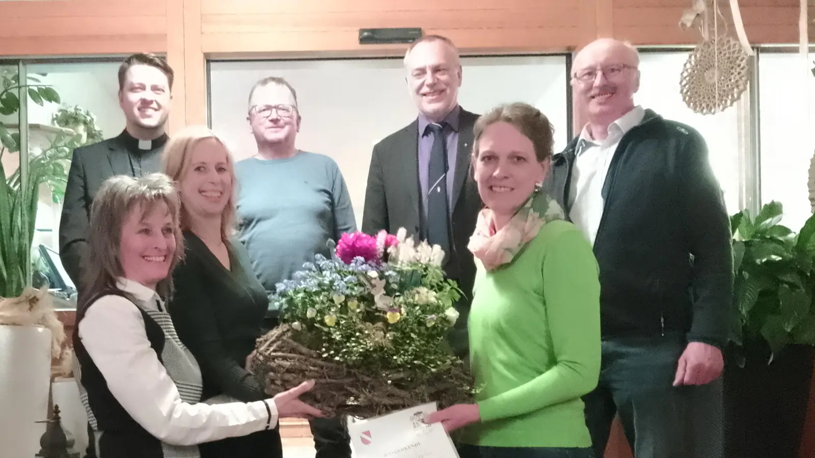 hinten von links nach rechts: Kaplan Marvin Schwedler, Norbert Heldmann, Pfarrer Josef Irlbacher, Hans Mayer, vorne von links nach rechts: Christine Schwarz, Martina Ott, Stefanie Poeplau (Bild: Christine Schwarz)