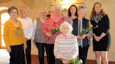 Vorstandschaft des Frauenbundes mit gehrten Mitgliedern (Bild: Johann Bauer )