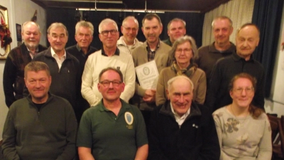 Das wieder gewählte Vorstandsteam des OWV-Zweigvereins Theisseil-Muglhof mit ihrem Vorsitzendem Karl-Heinz Mois (sitzend mit Vereins-T-Shirt) und ihrem Ehrenvorsitzenden Hans Balk (rechts daneben) zusammen mit den geehrten Mitgliedern.  (Bild: Robert Ronke)