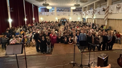 Die jungen Musiker aus Kümmersbruck und Holýšov spielten im Kulturhaus der tschechischen Partnerstadt vor vollem Haus und sorgten für Begeisterung beim Publikum (Bild: Markus Gleißner)