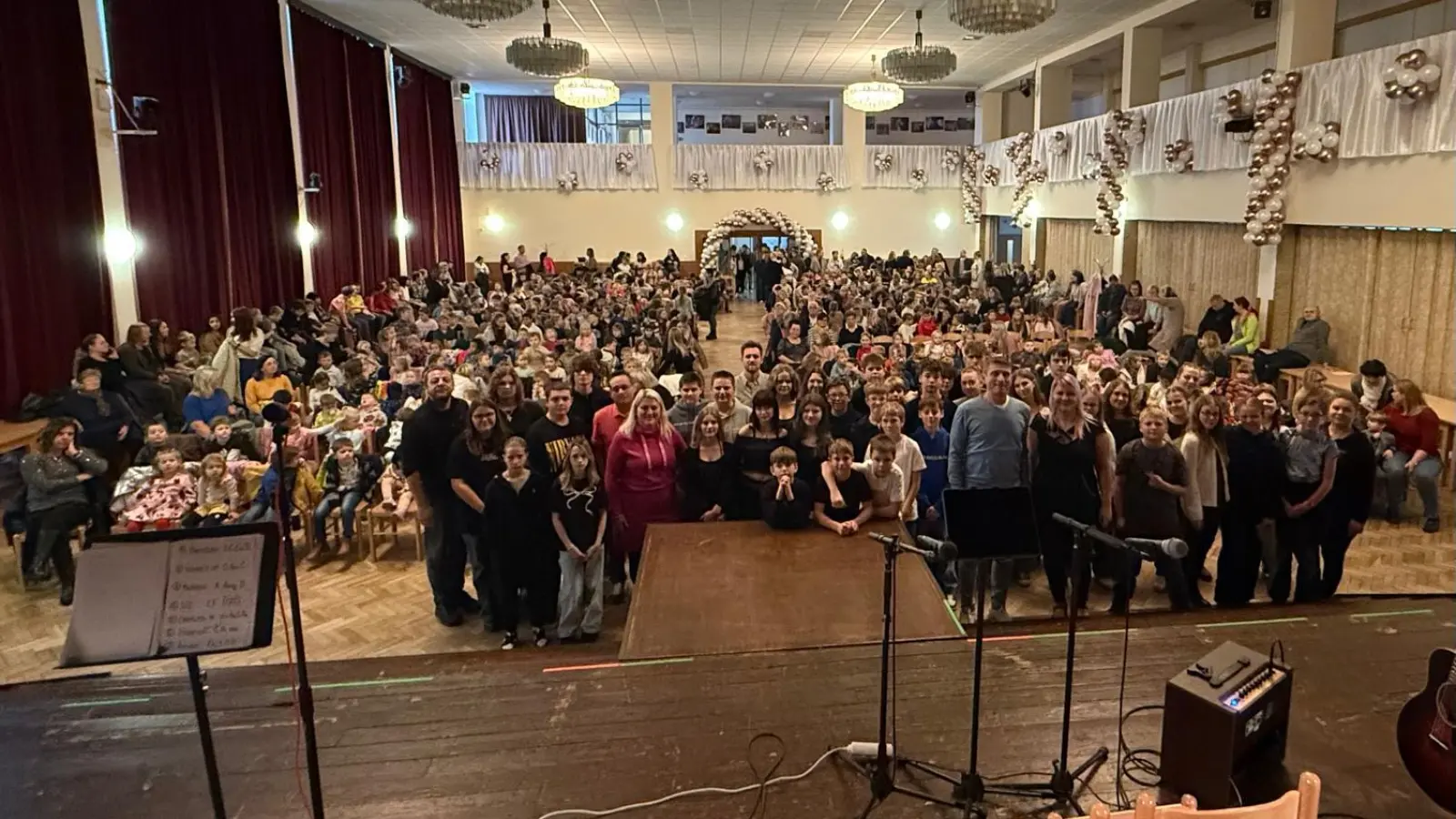 Die jungen Musiker aus Kümmersbruck und Holýšov spielten im Kulturhaus der tschechischen Partnerstadt vor vollem Haus und sorgten für Begeisterung beim Publikum (Bild: Markus Gleißner)