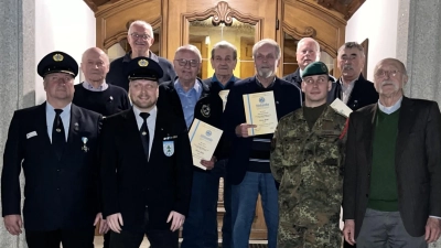 Peter Breitschafter, Christian Schießl, Hauptmann Graneis und Dr. Günter Gilch gratulierten den geehrten für 50 Jahre Mitgliedschaft. (Bild: Christian Schießl)