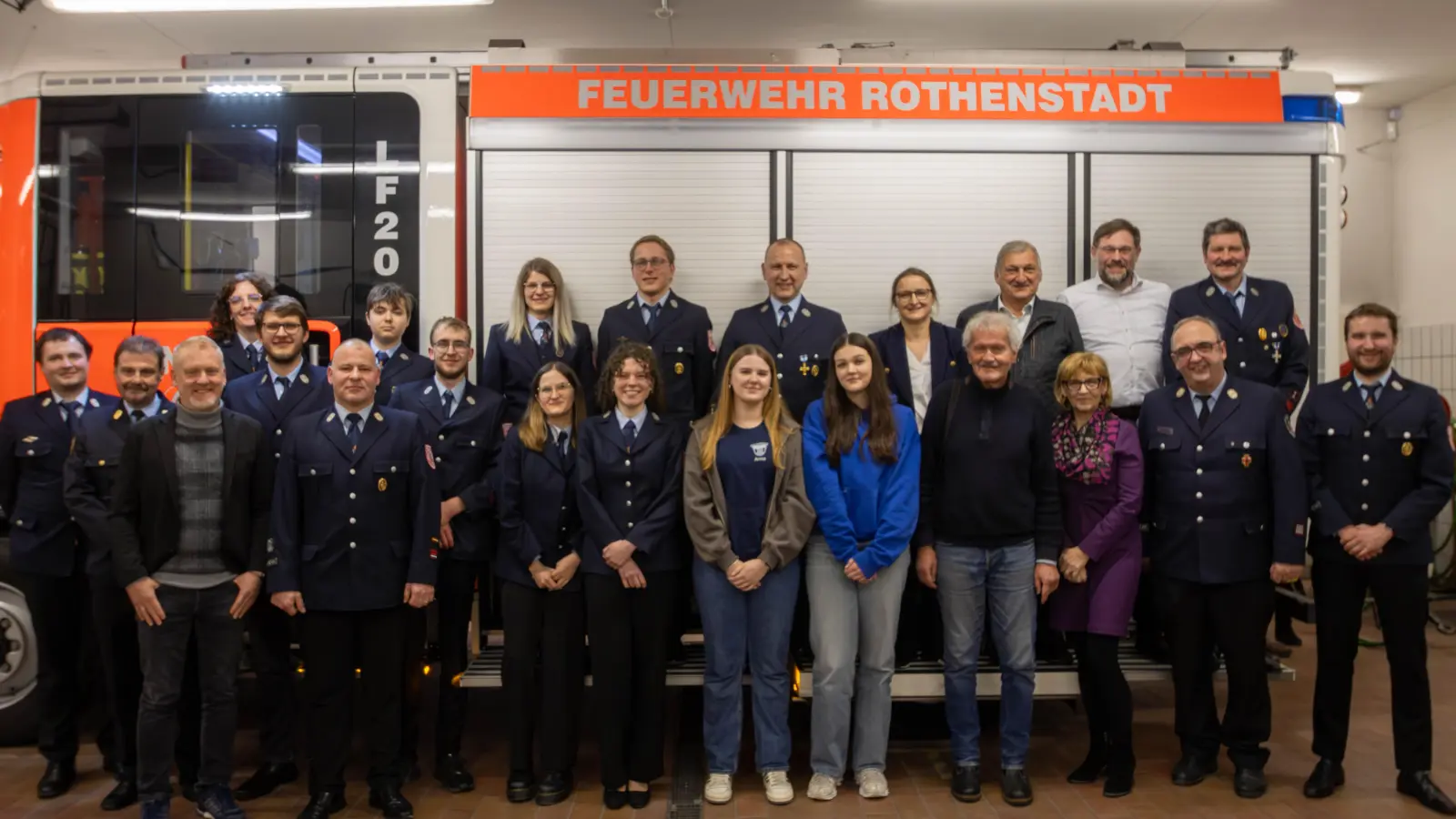 Gruppenbild mit beförderten, geehrten und Ehrengästen (Bild: Jonas Ermer)