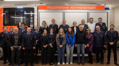 Gruppenbild mit beförderten, geehrten und Ehrengästen (Bild: Jonas Ermer)