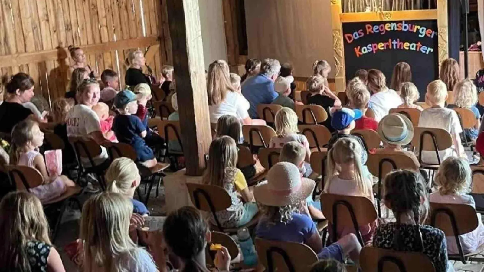 Die Kinder verfolgten aufmerksam und gebannt das Puppentheater. (Bild: Tobias Gabel)