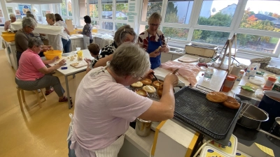 Küchlbacken des KDFB Hahnbach (Bild: Margit Köpnick)