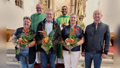 Vorne von links stehend: Maria Riedl, Hans Richtmann und Jasmin Beck, daneben Pfarrgemeinderatssprecher Robert Bauer und dahinter Diakon Harald Schraml und Pfarrer Julius Johnrose.<br> (Bild: Alexander Hörl)