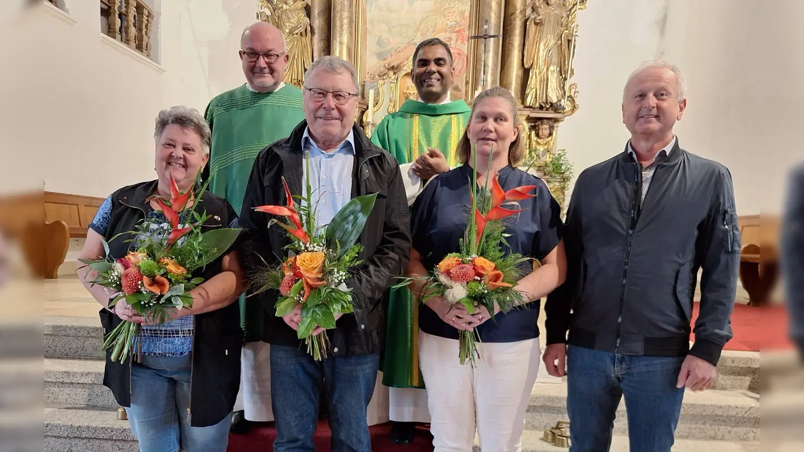 Vorne von links stehend: Maria Riedl, Hans Richtmann und Jasmin Beck, daneben Pfarrgemeinderatssprecher Robert Bauer und dahinter Diakon Harald Schraml und Pfarrer Julius Johnrose.<br> (Bild: Alexander Hörl)