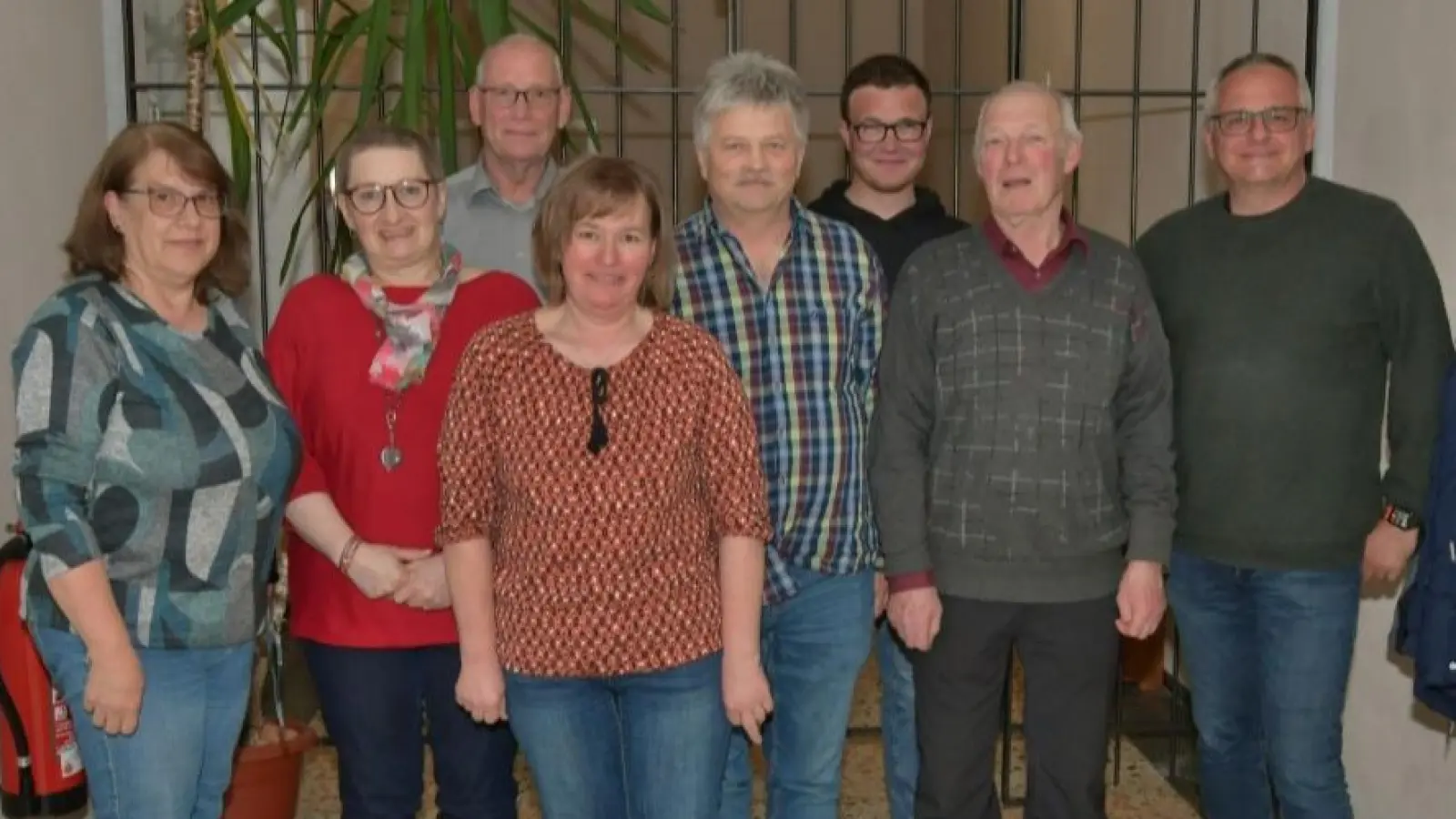 Von links: Petra Bauer, Uschi Malzer, 1. Vorstand Volker Pöhlmann, Doris Schraml, Arnold Schraml, Maximilian Anzer, Karl-Heinz Wegmann, 1. Bürgermeister der Gemeinde Pullenreuth Hubert Kraus (Bild: Helmut Greger)