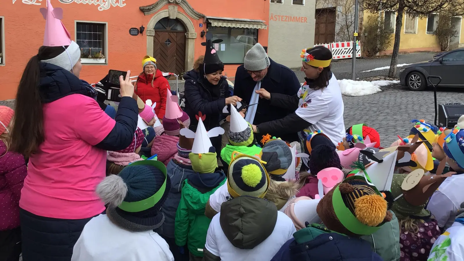 Viel Spaß hatten die Kinder beim Abschneiden der Bürgermeisterkrawatte.  (Bild: Ulrike Lehner)