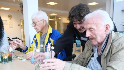 Die Senioren wurden tatkräftig von den Schülern unterstützt (Bild: Sandra Dietl)