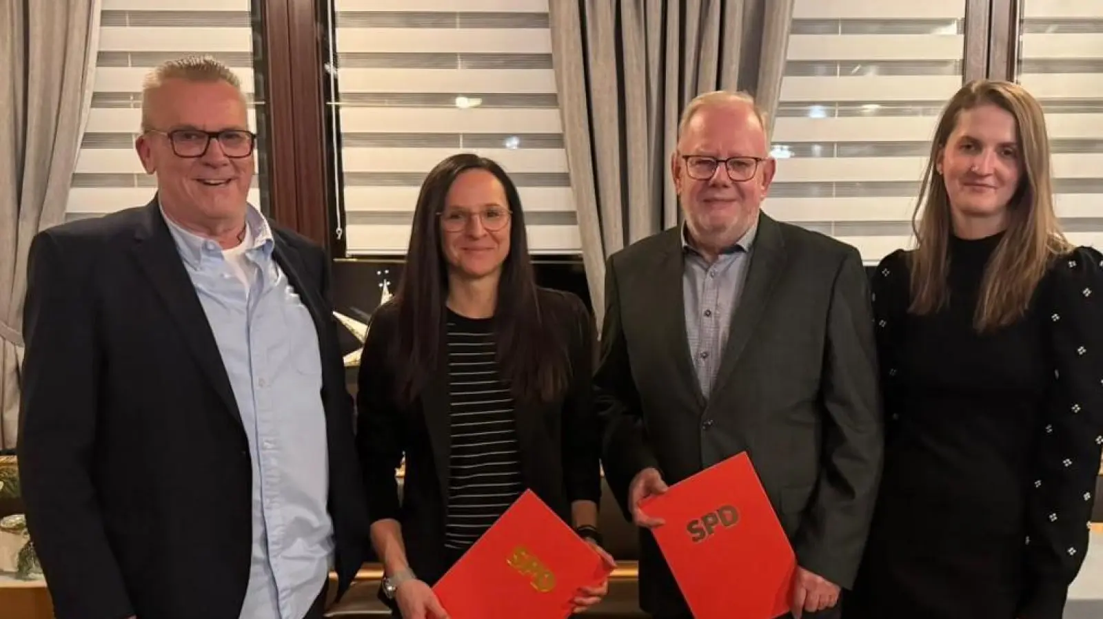 Treue Mitglieder ehrte der SPD-Ortsverein Fuchsmühl bei seiner Weihnachtsfeier im Gasthof Weißenstein. Die Vorsitzenden Udo Fürst (links) und Kathi Stock (rechts) überreichten Urkunden an Sonja Küspert und Rainer Bleistein. Weitere fünf Mitglieder konnten wegen Krankheit nicht am Ehrenabend teilnehmen. Foto: SPD Fuchsmühl. (Bild: Udo Fürst)