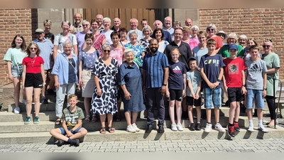 Die Stullner Besuchergruppe und der Stullner Kirchenchor zusammen mit Pfarrer Pater Justine Chakkiath (Bildmitte vorne) (Bild: Roland Lebrecht)