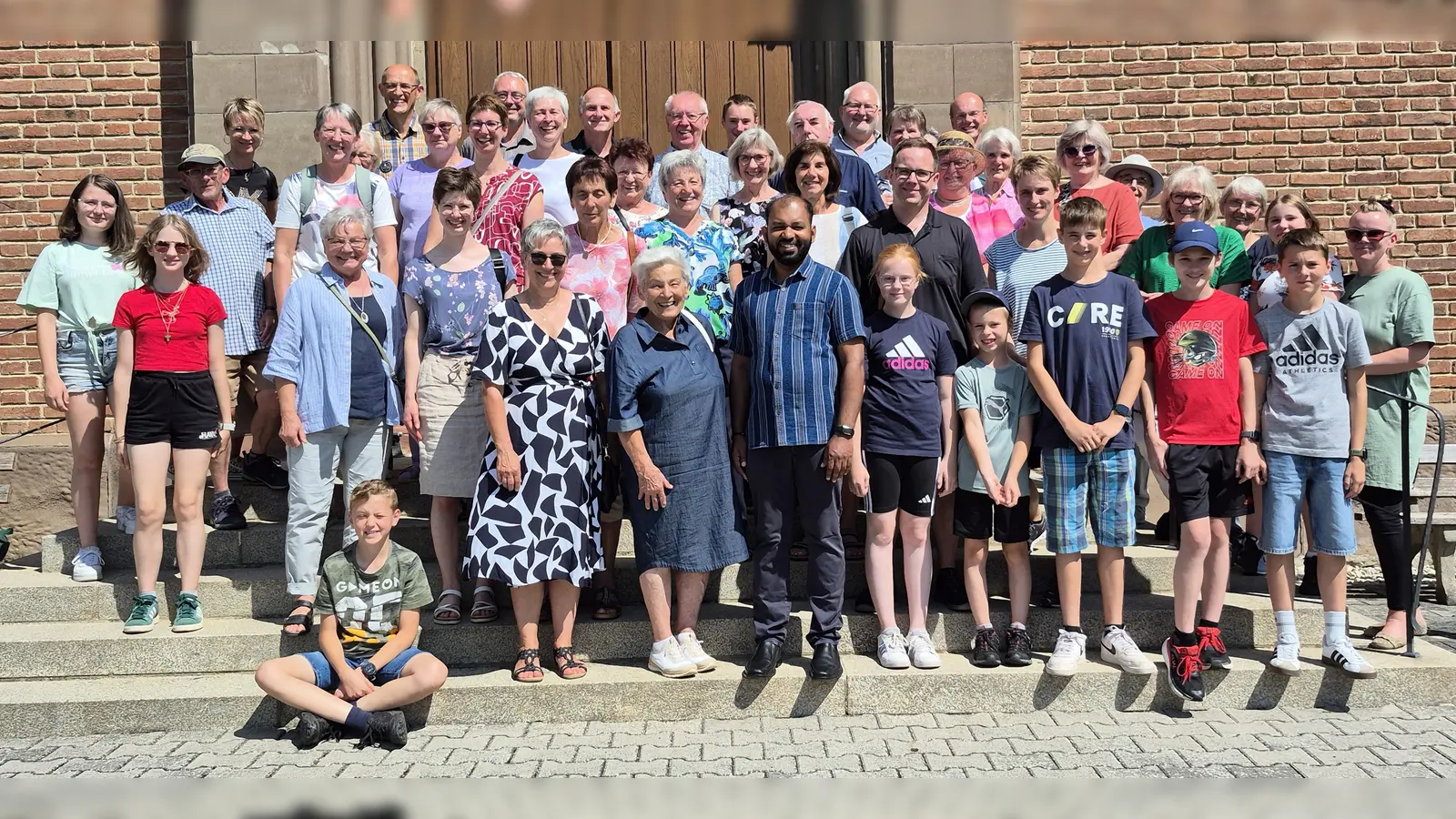 Die Stullner Besuchergruppe und der Stullner Kirchenchor zusammen mit Pfarrer Pater Justine Chakkiath (Bildmitte vorne) (Bild: Roland Lebrecht)