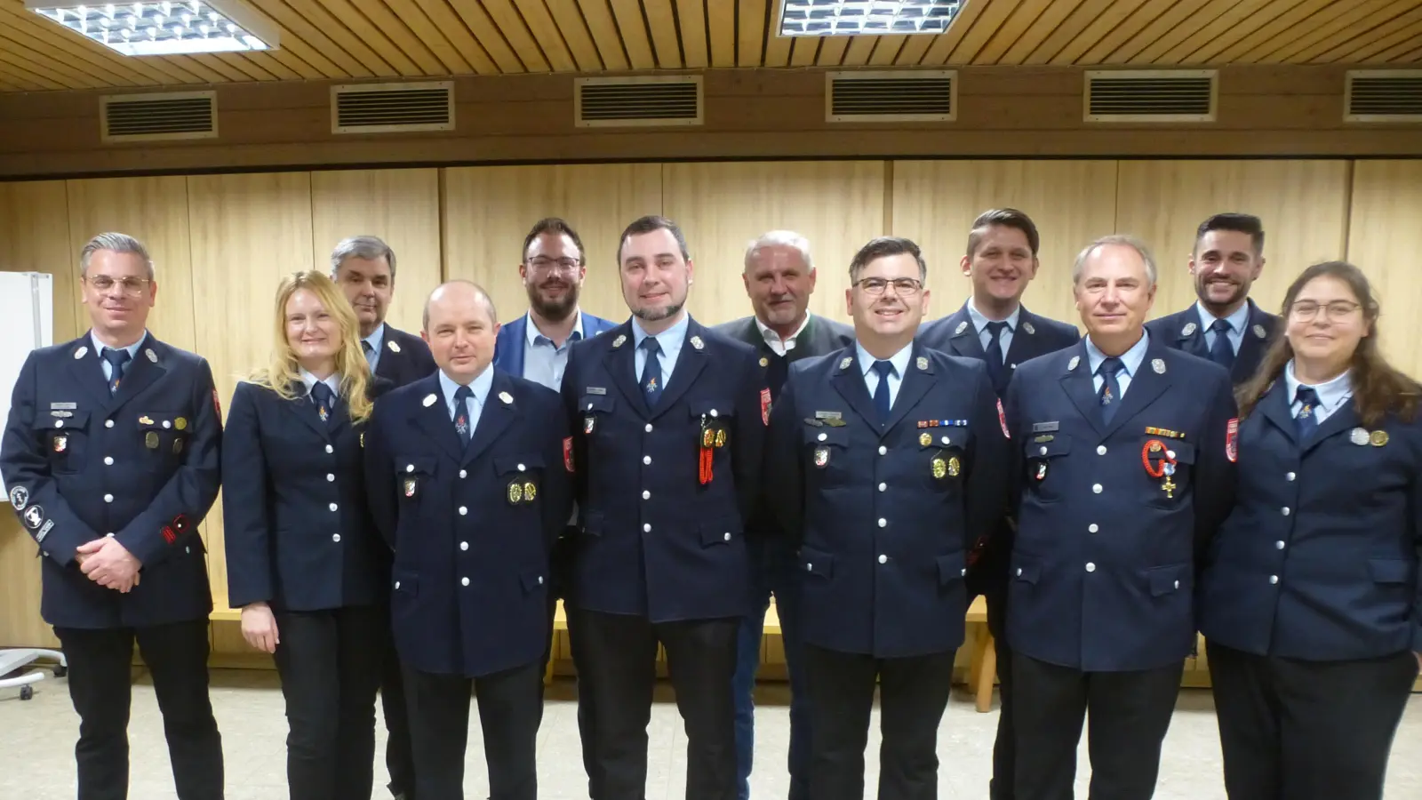 Beförderungen und Ehrungen gab es in der Hauptversammlung. Verabschiedet wurden Thomas Krauß und Stefanie Pfab. (links) (Bild: Siegfried Bock)