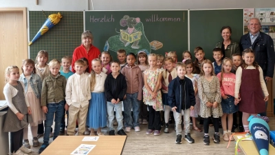Klassenleiterin Martina Thöns, Rektorin Kerstin Münchmeier, Bürgermeister von Reuth Werner Brucker und die frisch gebackenen Erstklasskinder. (Bild: Linda Trautner)