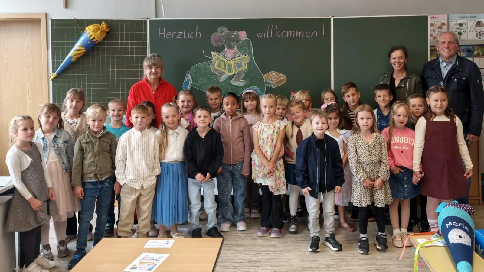 Klassenleiterin Martina Thöns, Rektorin Kerstin Münchmeier, Bürgermeister von Reuth Werner Brucker und die frisch gebackenen Erstklasskinder. (Bild: Linda Trautner)
