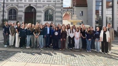  Landtagsvizepräsident Tobias Reiß (Mitte) mit den Schülerinnen der Klassen 10a und 10b der MRS Waldsassen zusammen mit Politik und Gesellschaft-Lehrkraft Michael Arbter (rechts) und Schulleiterin Kerstin Reiter (2. von rechts) im Klosterhof. (Bild: Michael Arbter)