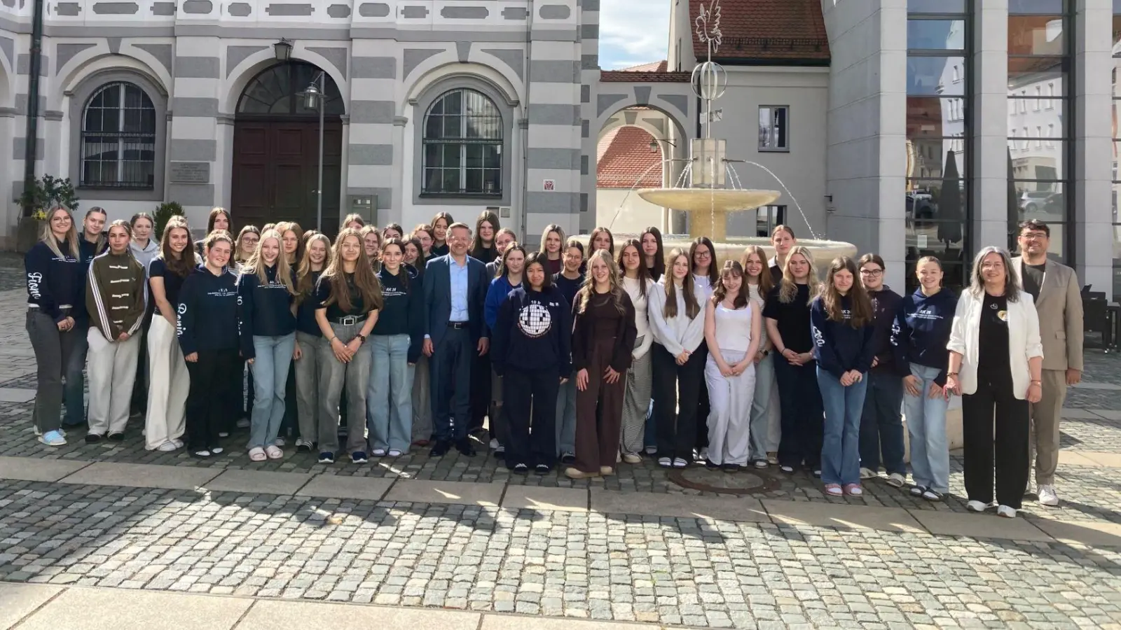  Landtagsvizepräsident Tobias Reiß (Mitte) mit den Schülerinnen der Klassen 10a und 10b der MRS Waldsassen zusammen mit Politik und Gesellschaft-Lehrkraft Michael Arbter (rechts) und Schulleiterin Kerstin Reiter (2. von rechts) im Klosterhof. (Bild: Michael Arbter)