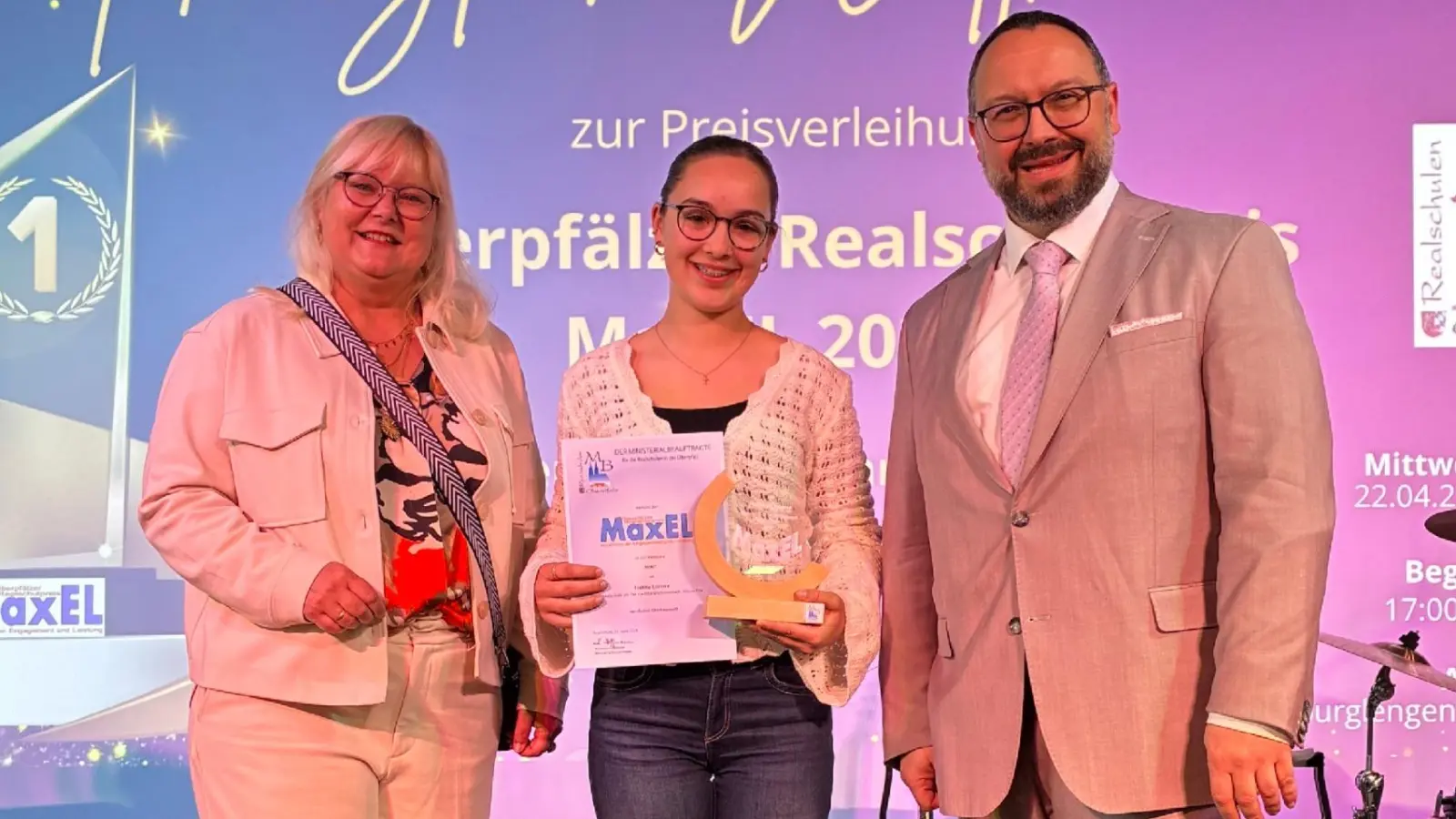 Preisträgerin Hanna Lorenz mit Urkunde und MaxEL-Trophäe zusammen mit Realschuldirektor Holger König und zweiter Realschulkonrektorin Sandra Hering in Burglengenfeld. (Bild: Sandra Hering)