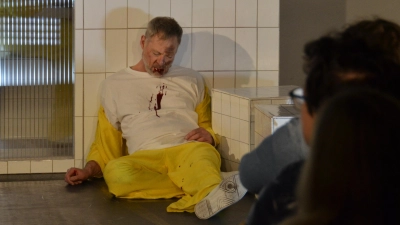 Die Inszenierung des Psychothrillers „Das Experiment” lag in den Händen der Regensburger Schauspielerin und Regisseurin Henriette Heine, die das beklemmende Stück als dichte und eindringliche Theatererfahrung umsetzte. (Bild: dob)