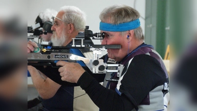 Der Neumühler Johann Götz (vo.) hat sich mit 318,5 Ringen (ges. 1261,0 R.) bei den Senioren III an der Spitze der Einzelwertung behauptet. Im Hintergrund: Georg Pickelmann (Vilseck). (Bild: Peter Domanits )