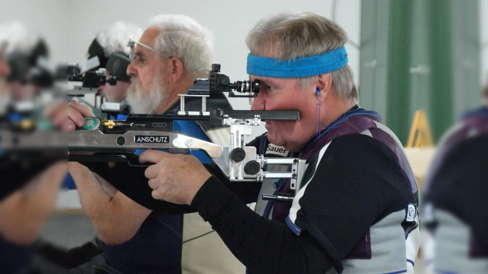 Der Neumühler Johann Götz (vo.) hat sich mit 318,5 Ringen (ges. 1261,0 R.) bei den Senioren III an der Spitze der Einzelwertung behauptet. Im Hintergrund: Georg Pickelmann (Vilseck). (Bild: Peter Domanits )
