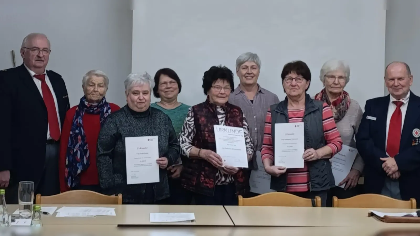Die Beauftragten für die Wohlfahrts- und Sozialarbeit im BRK Kreisverband Weiden und Neustadt/WN, Herbert Putzer (links) und Franz Rath (rechts), überreichten Ehrungen für langjährige Tätigkeiten beim BRK. (Bild: Vera Steindl)