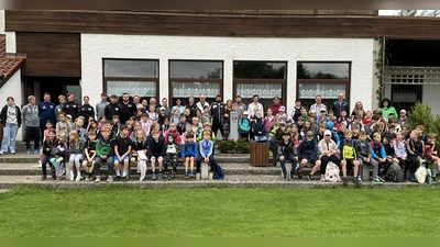 Fichtelnaabtalschule und Sportverein Neusorg beim gemeinsamen Auftakt zum Schnuppertag (Bild: Jessica Plannerer)