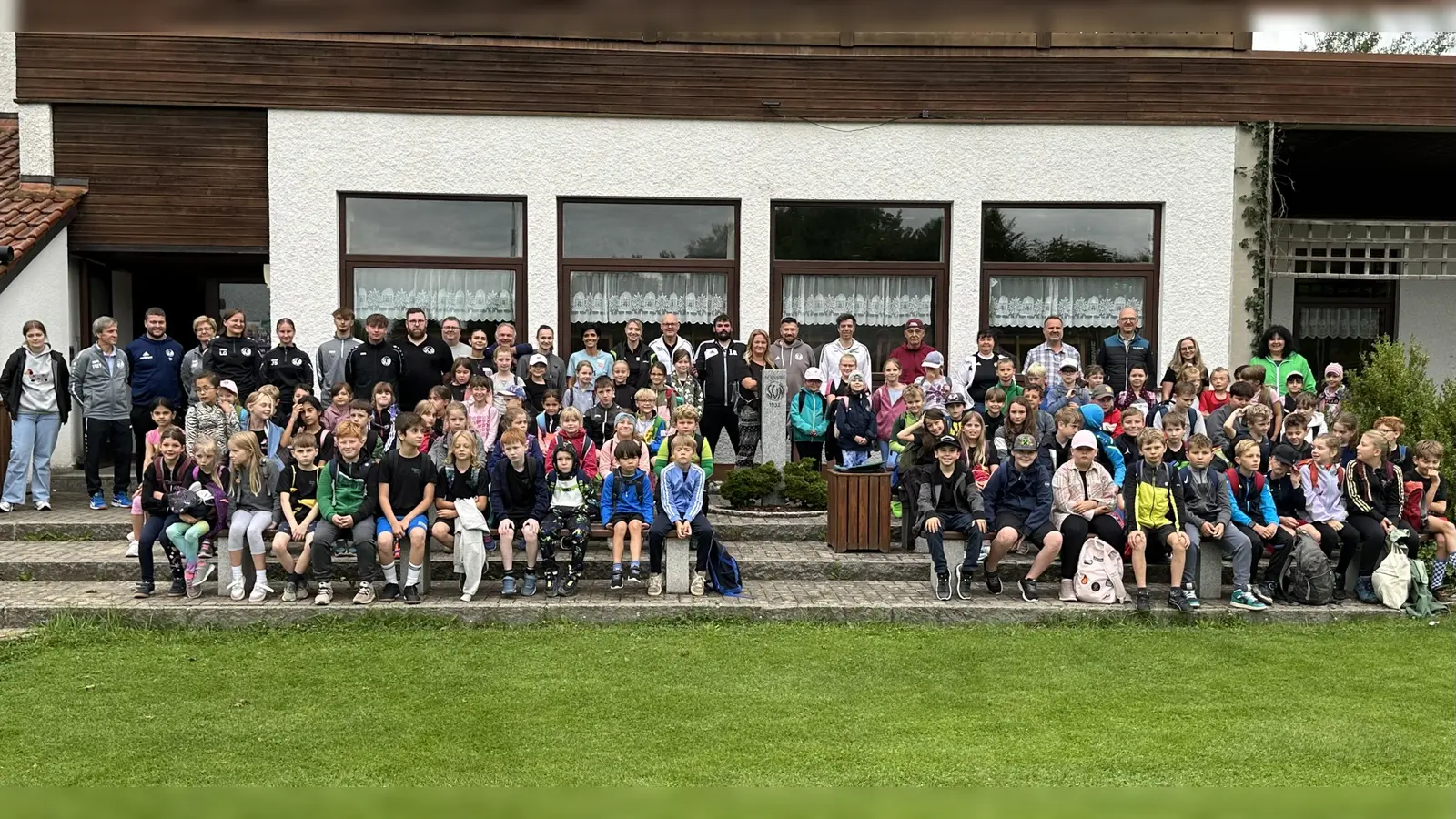 Fichtelnaabtalschule und Sportverein Neusorg beim gemeinsamen Auftakt zum Schnuppertag (Bild: Jessica Plannerer)