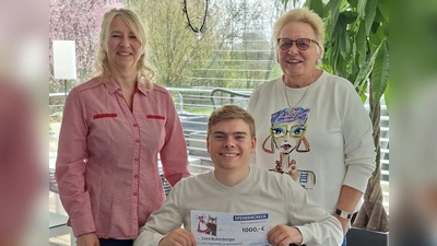 Spendenübergabe an Luca Bukenberger. (Bild: Birgit Hren)