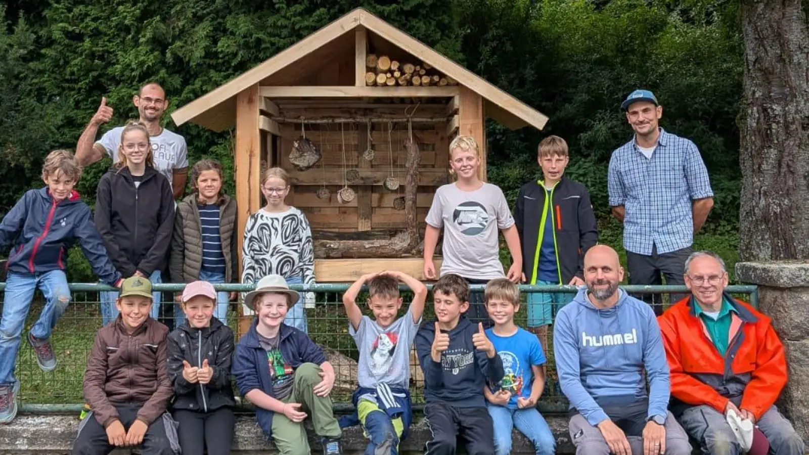 Die Mädchen und Jungen vor dem selbst gestalteten Insektenhotel im Klostergarten St. Felix.  (Bild: Ben Kippes)