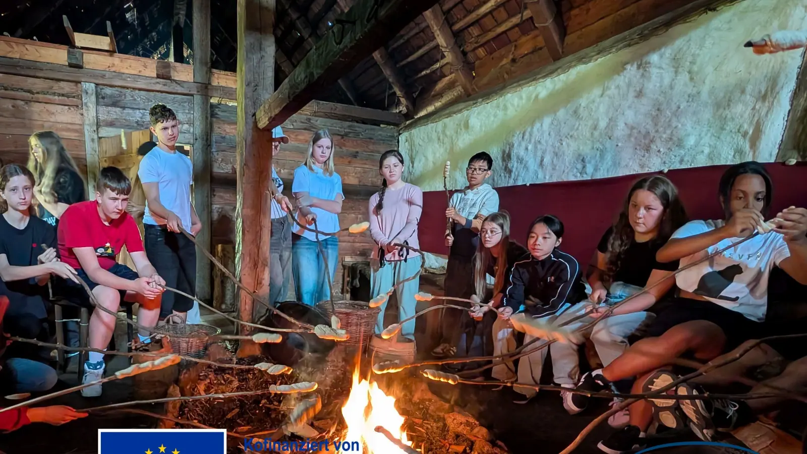 Lecker schmeckt das Stockbrot (Bild: Gerhard Steiner)