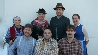 An diesem Samstag um 20 Uhr feiert die „Kleine Bühne“ Unterauerbach mit diesen sieben Darstellern Premiere mit dem Stück „Die drei Eisbären“. (Bild: Franz Grabinger)