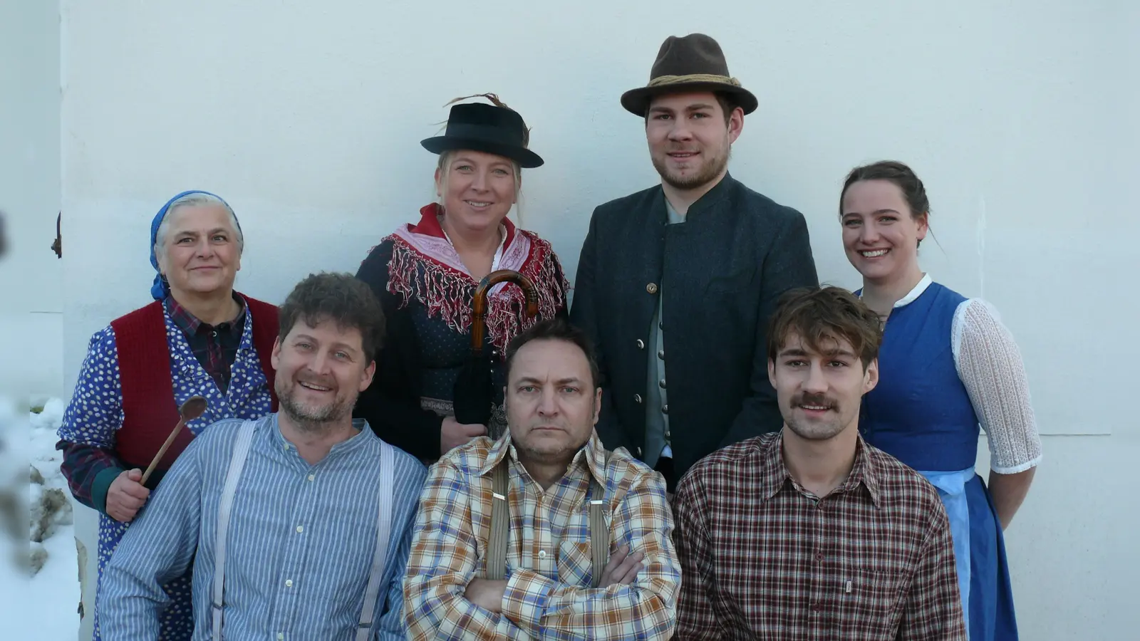 An diesem Samstag um 20 Uhr feiert die „Kleine Bühne“ Unterauerbach mit diesen sieben Darstellern Premiere mit dem Stück „Die drei Eisbären“. (Bild: Franz Grabinger)