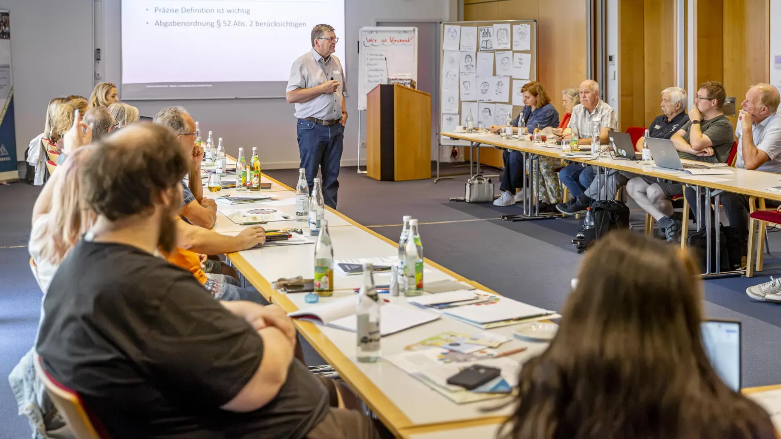Referent Karl Bosch vermittelte wertvolles Wissen rund um die Grundlagen der Vereinsführung.  (Bild: Marcus Rebmann)