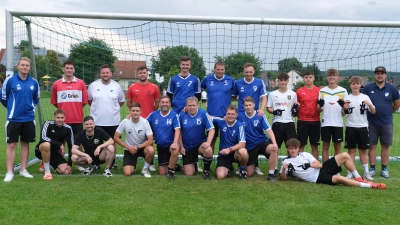 Im blauen Trikot die Siegermannschaft „Moosbacher oldies – alt aber sexy”. (Bild: Renate Hilburger)