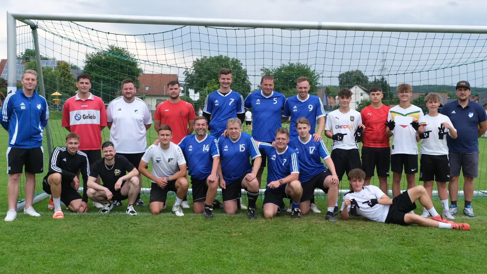 Im blauen Trikot die Siegermannschaft „Moosbacher oldies – alt aber sexy”. (Bild: Renate Hilburger)