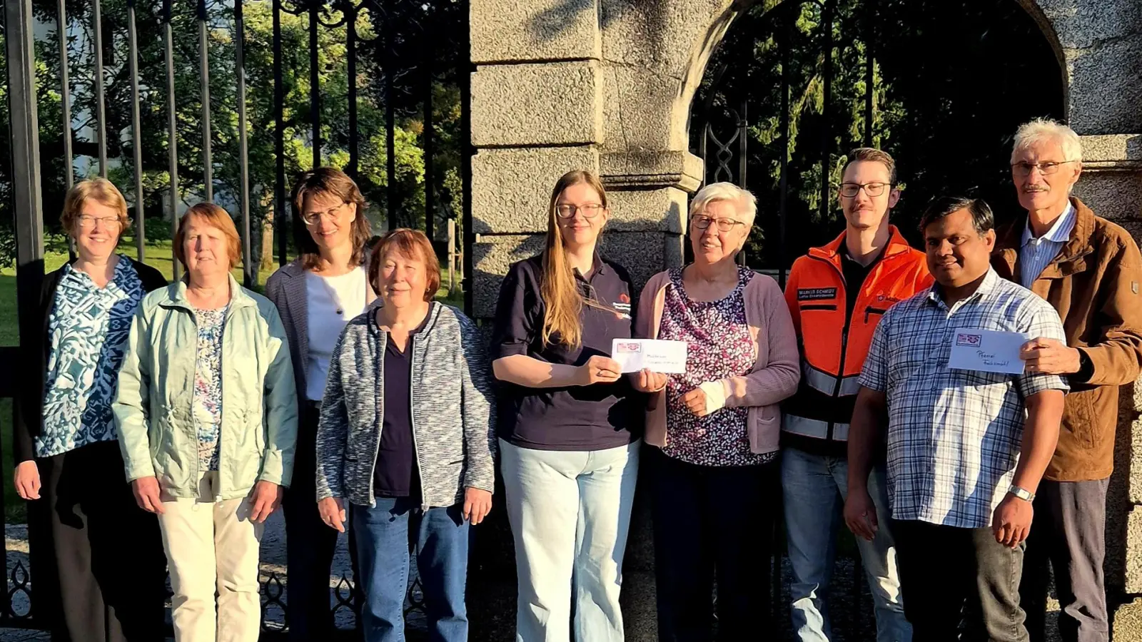 Das Bild zeigt (von links): Michaela Staufer, Elisabeth Vogl, Bettina Stock, Rita Konz, Heike Schmidt (Malteser), Karin Ernstberger (KAB), Markus Schmidt (Malteser), Pfarrer Martin und Willi Greger (KAB). (Bild: Reiner Gärtner)