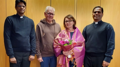 Mit einem „Vergelt's Gott” verabschieden Pfarrer John Subash Vincent, Kirchenpfleger Josef Meckl und Pfarrvikar Amaidhi Arasu Kulandaisamy (von rechts) Gerda Hunsperger. (Bild: pi)