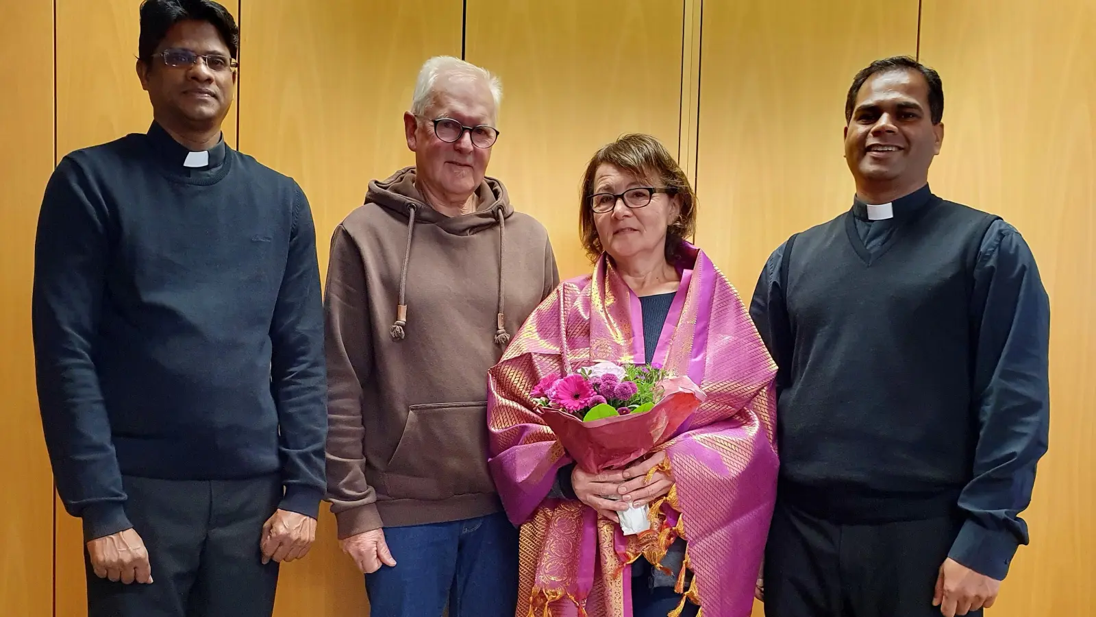 Mit einem „Vergelt's Gott” verabschieden Pfarrer John Subash Vincent, Kirchenpfleger Josef Meckl und Pfarrvikar Amaidhi Arasu Kulandaisamy (von rechts) Gerda Hunsperger. (Bild: pi)