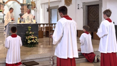 Der Waldthurner Pfarrer Norbert Götz (links) zelebriert zusammen mit Dekan Alfons Kaufmann aus Oberviechtach den Fahrenberger Patroziniums - Festgottesdienst. (Bild: Franz Völkl)