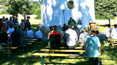 Blick zur Steinbauernkapelle während des Gottesdienstes (Bild: Silvia Sußmann)