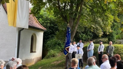 Ein Teil der am Kapellenfest Kuchenreuth teilnehmenden Kameradinnen und Kameraden der Krieger- und Soldatenkameradschaft Kemnath. (Bild: Anton Heindl)