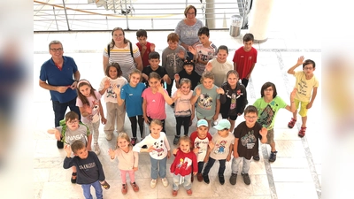 Die fröhliche Kinderschar in der Max-Reger-Halle (Bild: Ulrike Wirth)