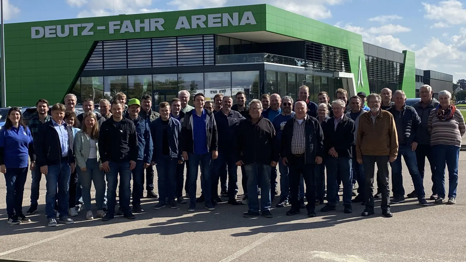 Die Reisegruppe vor dem Deutz-Fahr Land in Lauingen.  (Bild: Birgit Altmann)